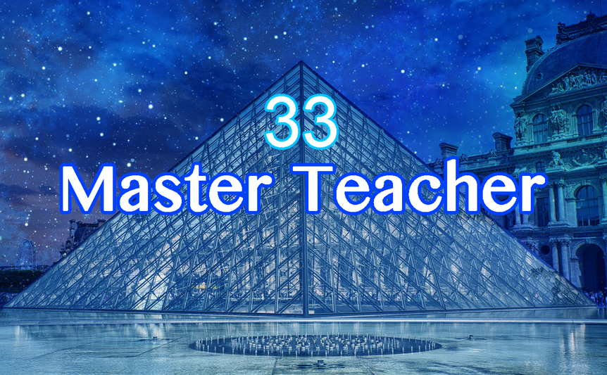 青い宇宙の星空をバックにしたパリのルーブル美術館のピラミッド写真のグラフィックアート。33という数字とMasterTeacher(マスターティーチャー)という文字のキャプションがある。